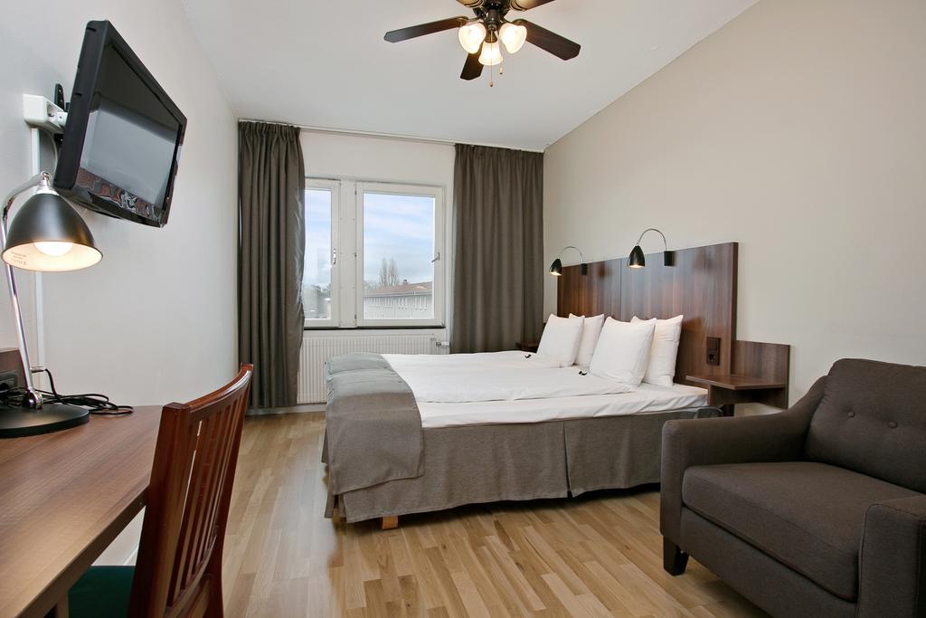 Hotel First Brommaplan 3*